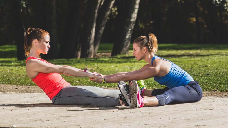 Mulheres fazem alongamento ao ar livre; atividade física; ginástica. exercício
