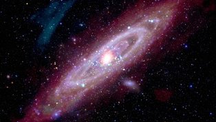 A galáxia de Andrômeda, também conhecida como Messier 31 (M31), é a galáxia espiral mais próxima da Via Láctea. M31 fica a uma distância de cerca de 2,5 milhões de anos-luz, na direção da Constelação de Andrômeda. Os astrônomos a usam para entender a estrutura e a evolução da nossa própria galáxia espiral, o que é muito mais difícil de fazer, já que a Terra está inserida na Via Láctea. Esta nova imagem composta contém dados de M31 obtidos por alguns dos telescópios mais poderosos do mundo, em diferentes tipos de luz: raios-X (representados em vermelho, verde e azul), ultravioleta (azul), dados ópticos, infravermelhos (vermelho, laranja e roxo) e de rádio (vermelho-laranja)