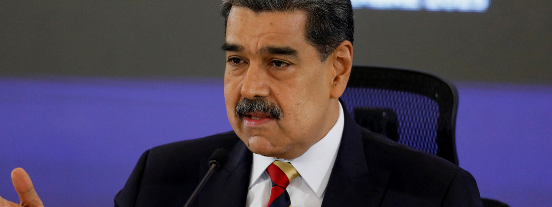Nicolás Maduro fala com apoiadores e jornalistas em Caracas