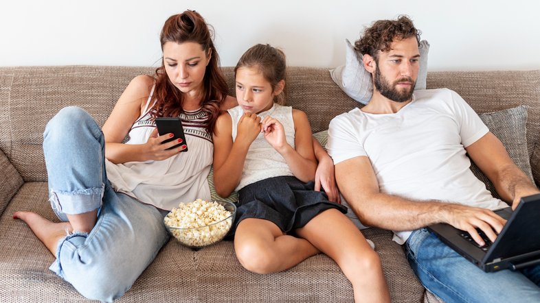 Pais e filha sedentários