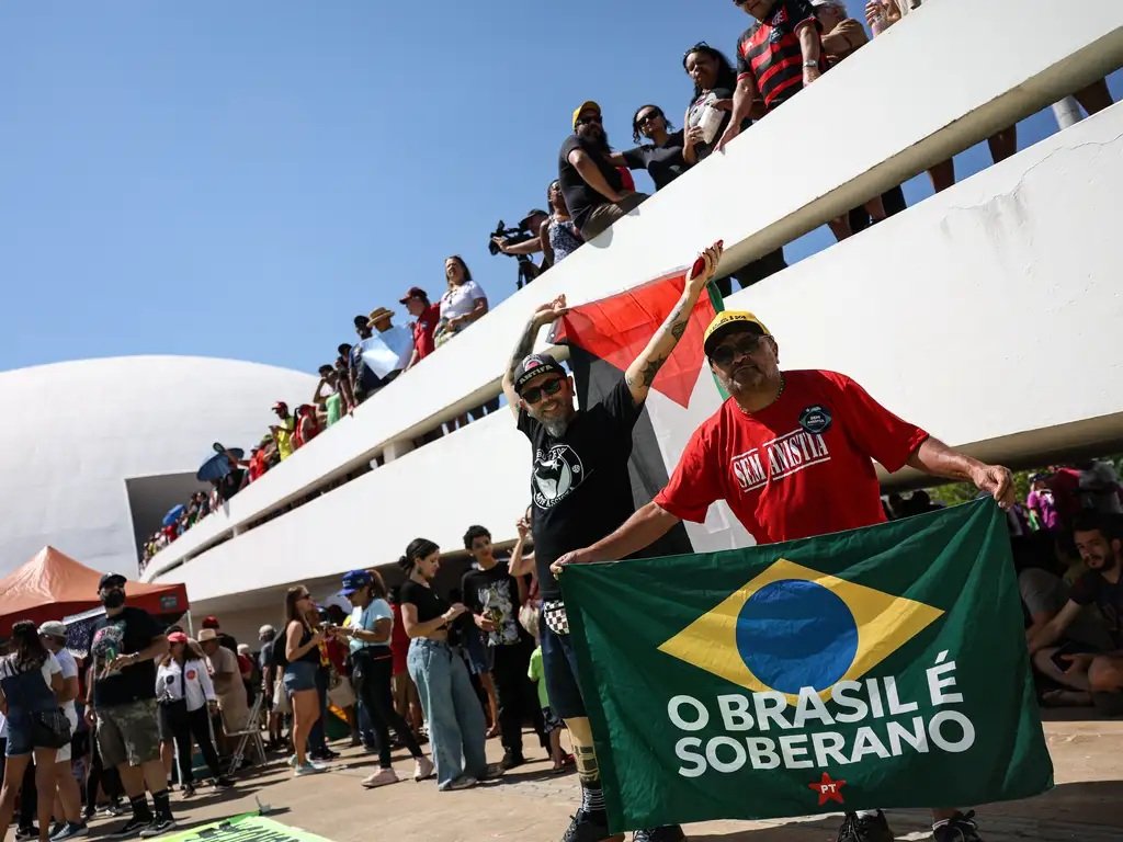 Atos contra anistia e PEC da Blindagem reúnem multidões pelo país 4 Organizações e movimentos sociais realizam manifestações contra o projeto de Anista aos golpistas de 8/1 e a PEC da Blindagem, que busca dar ao congresso a prerrogativa de autorizar abertura de processos contra parlamentares.