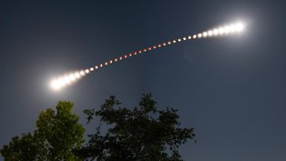 Registrada em maio de 2022, esta sequência de exposições acompanha a Lua Cheia durante um Eclipse Lunar Total, enquanto ela se arqueia acima das copas das árvores, nos céus claros da região central da Flórida. Um quadro tirado a cada 5 minutos por uma câmera digital mostra a progressão do eclipse ao longo de três horas. O disco lunar brilhante escurece e fica vermelho à medida que desliza pela sombra do planeta Terra. A contagem dos quadros centrais na sequência mede a duração de aproximadamente 90 minutos da fase total deste eclipse. Por volta de 270 a.C., o astrônomo grego Aristarco também mediu a duração de eclipses lunares totais, mas provavelmente sem o benefício de relógios e câmeras digitais. Ainda assim, usando a geometria, ele criou uma maneira simples e impressionantemente precisa de calcular a distância da Lua em função do raio do planeta Terra, a partir da duração do eclipse.