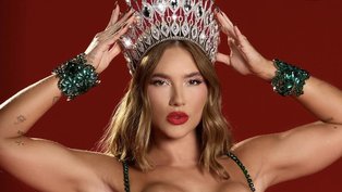 A influenciadora Virginia com uma coroa após receber o título de Rainha de Bateria da Grande Rio