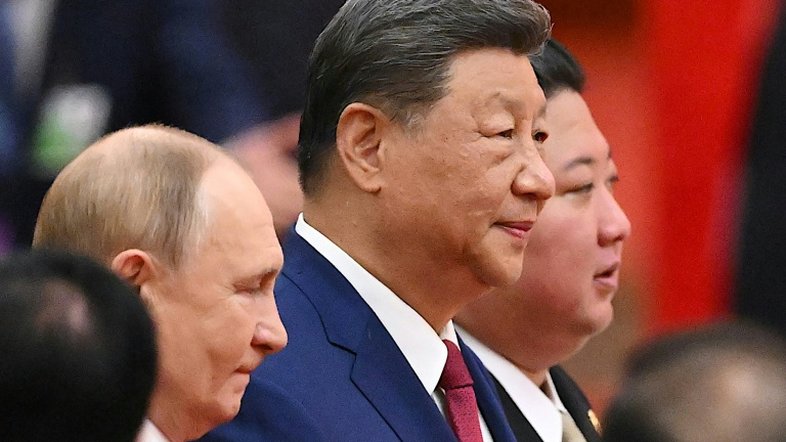 China exibe força militar com grande desfile em Pequim na presença de Putin e Kim Jong Un