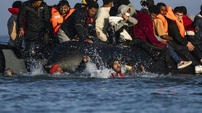 França resgata quase 400 migrantes no Canal da Mancha neste fim de semana
