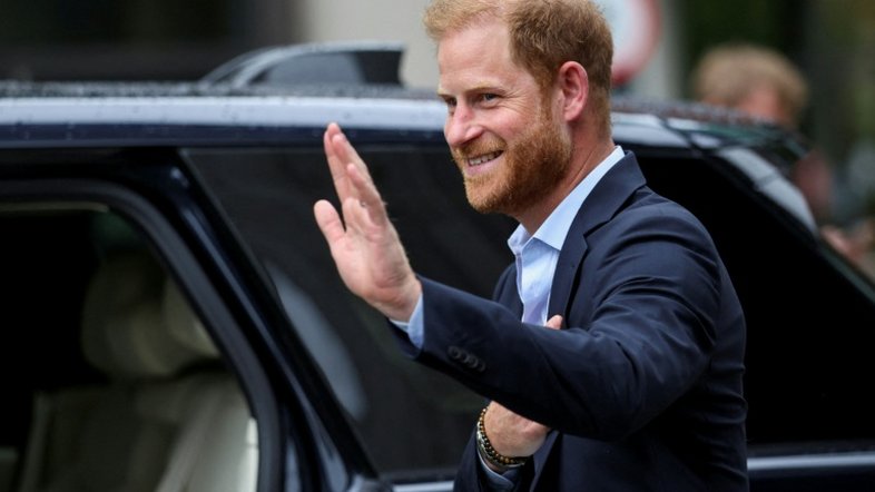Príncipe Harry visita rei Charles III pela primeira vez desde 2024