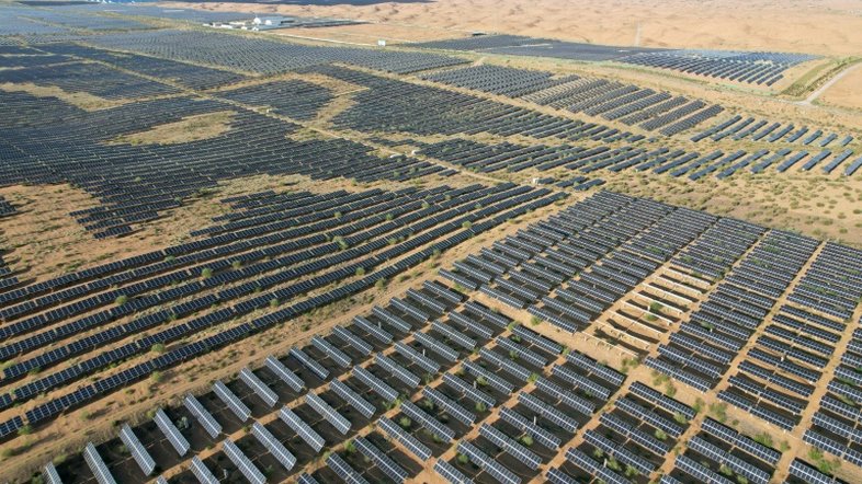 China cobre seus desertos com painéis solares para alimentar sua economia