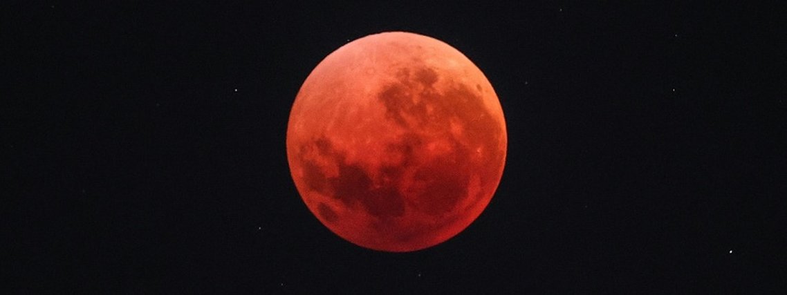 'Lua de sangue' emerge durante eclipse lunar total