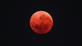 'Lua de sangue' emerge durante eclipse lunar total