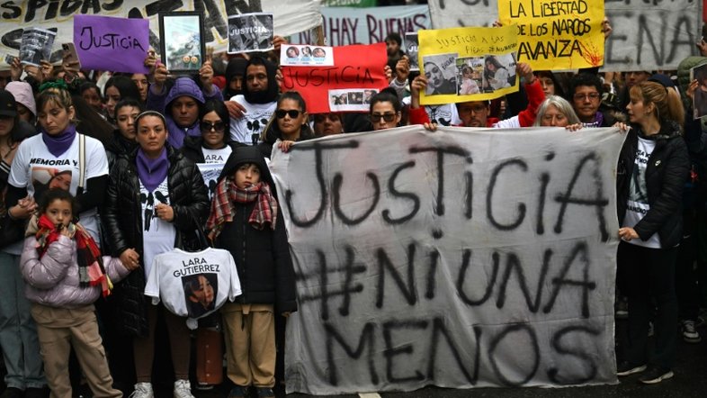 Milhares marcham em Buenos Aires para pedir justiça por triplo feminicídio na Argentina