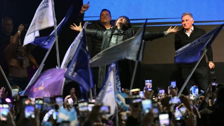 Partido de Milei sofre derrota em eleição provincial considerada teste na Argentina