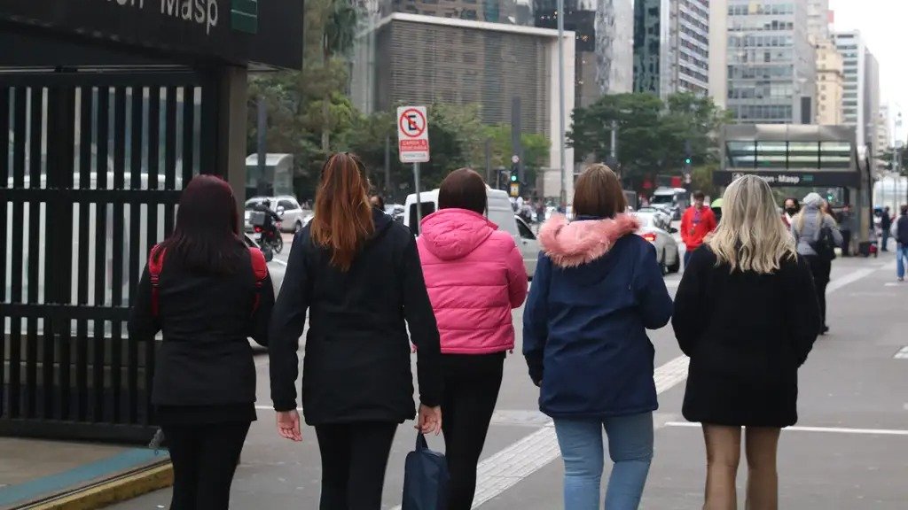 Frente fria vira o tempo em São Paulo e derruba temperaturas