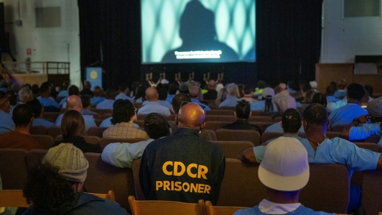 Festival de cinema catártico é realizado atrás das grades de prisão na Califórnia