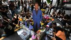 Fãs homenageiam cantor Liam Payne em Buenos Aires um ano após sua morte