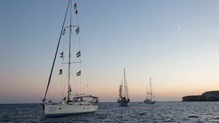 Flotilha com ajuda a Gaza diz que foi interceptada por militares