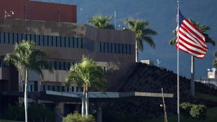 Bandeira dos EUA na embaixada do país em Caracas, capital da Venezuela