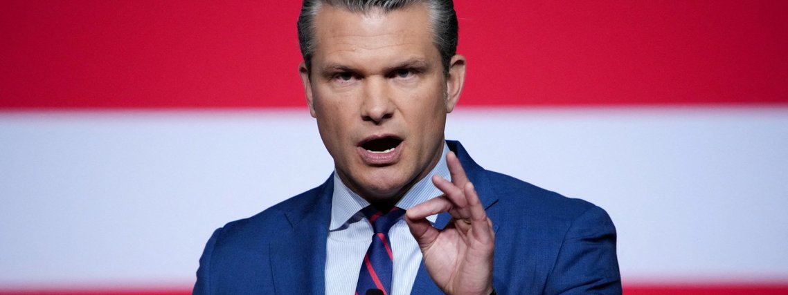 Secretário de Defesa dos EUA, Pete Hegseth, discursa para oficiais militares norte-americanos em Quantico, no Estado norte-americano da Virginia 30/09/2025 Andrew Harnik/Pool via REUTERS