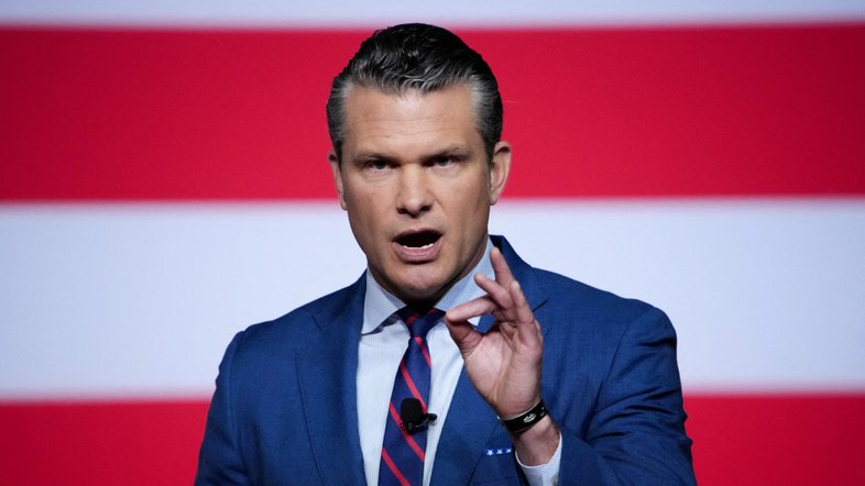 Secretário de Defesa dos EUA, Pete Hegseth, discursa para oficiais militares norte-americanos em Quantico, no Estado norte-americano da Virginia 30/09/2025 Andrew Harnik/Pool via REUTERS