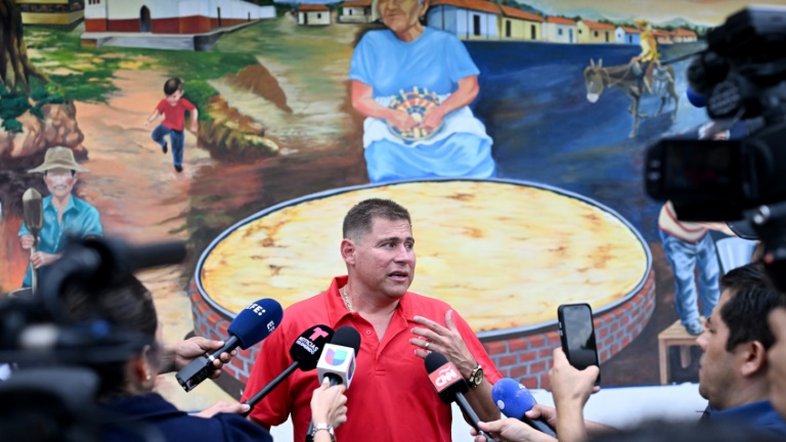 Jornalista de El Salvador diz que foi deportado dos EUA por reportar prisões de imigrantes