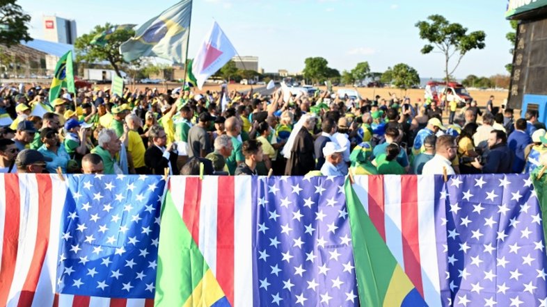 Apoiadores de Bolsonaro marcham em Brasília para exigir anistia