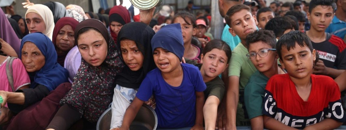 Israel bombardeia Gaza; Hamas continua examinando plano de paz de Trump