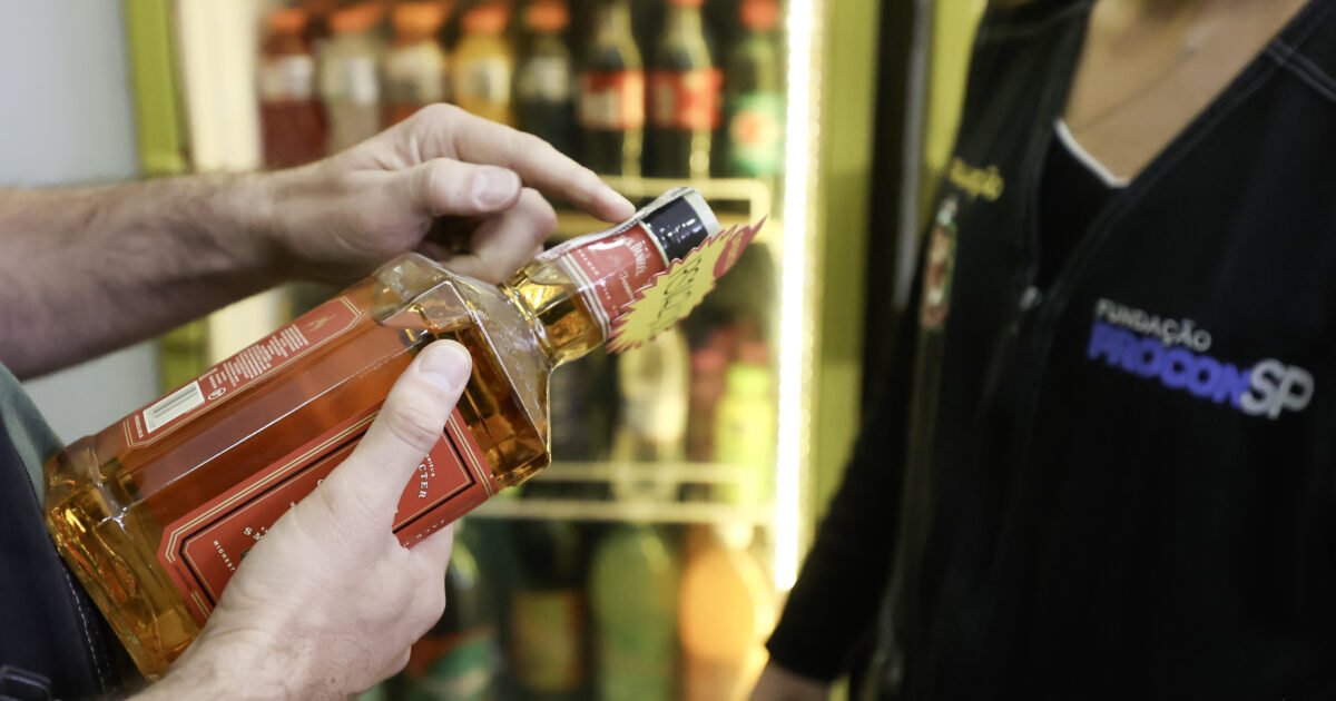 Polícia faz operação contra suspeitos de adulterar bebidas com metanol
