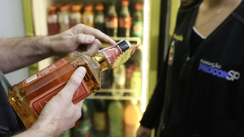 Metanol. Fiscalização de bebidas em estabelecimento no bairro Cidade Líder, em São Paulo