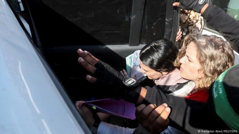 Como fica a vida de reféns e prisioneiros libertados por Israel e Hamas?