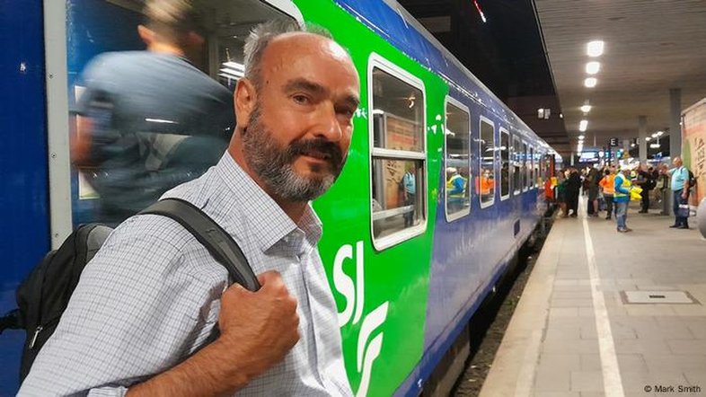 Este homem rejeitou os aviões e só viaja de trem