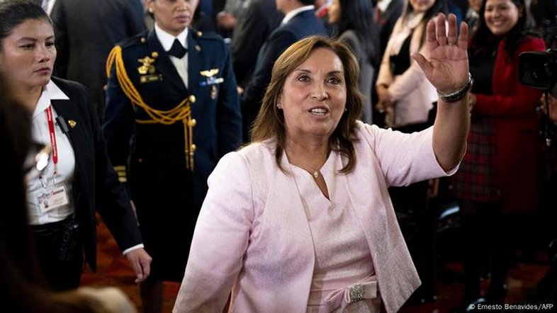 Congresso no Peru derruba presidente, e interino assume