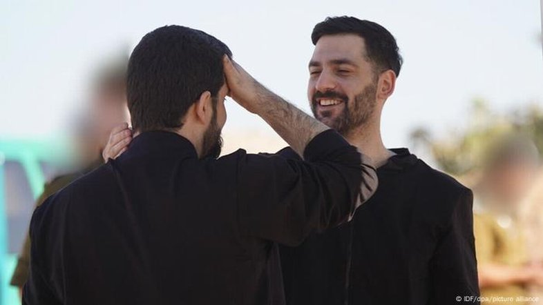 Gêmeos alemães que eram reféns do Hamas se reencontram