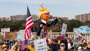 Milhares saem às ruas nos EUA em protesto contra Trump