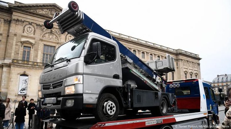Firma alemã usa roubo no Louvre para promover elevador