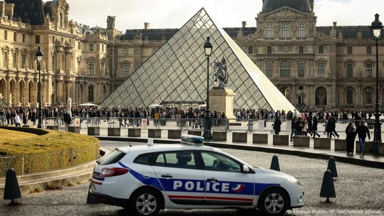 França prende mais cinco suspeitos de roubo no Louvre