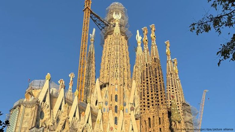 Sagrada Família ultrapassa catedral alemã e se torna igreja mais alta do mundo