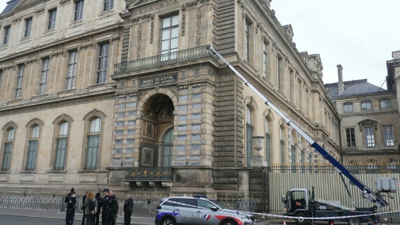 Vigilante do Louvre se lembra de 'barulho enorme' durante o roubo