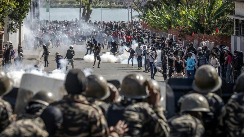 Manifestantes em confronto com forças de segurança durante protestos em Antananarivo, Madagascar, em 11 de outubro de 2025