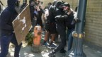 Membros do Antifa são acusados de terrorismo por ataque ao ICE