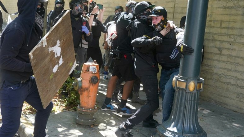 Membros do Antifa são acusados de terrorismo por ataque ao ICE