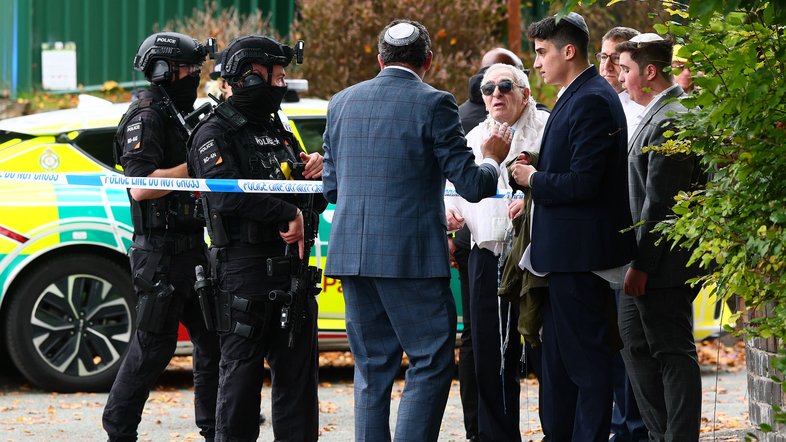 Polícia britânica interroga seis suspeitos após ataque à sinagoga em Manchester