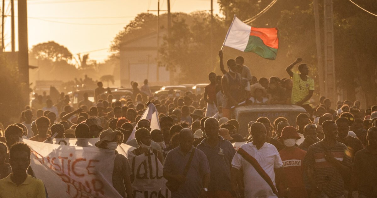 Parlamento de Madagascar aprova impeachment de presidente que fugiu do país