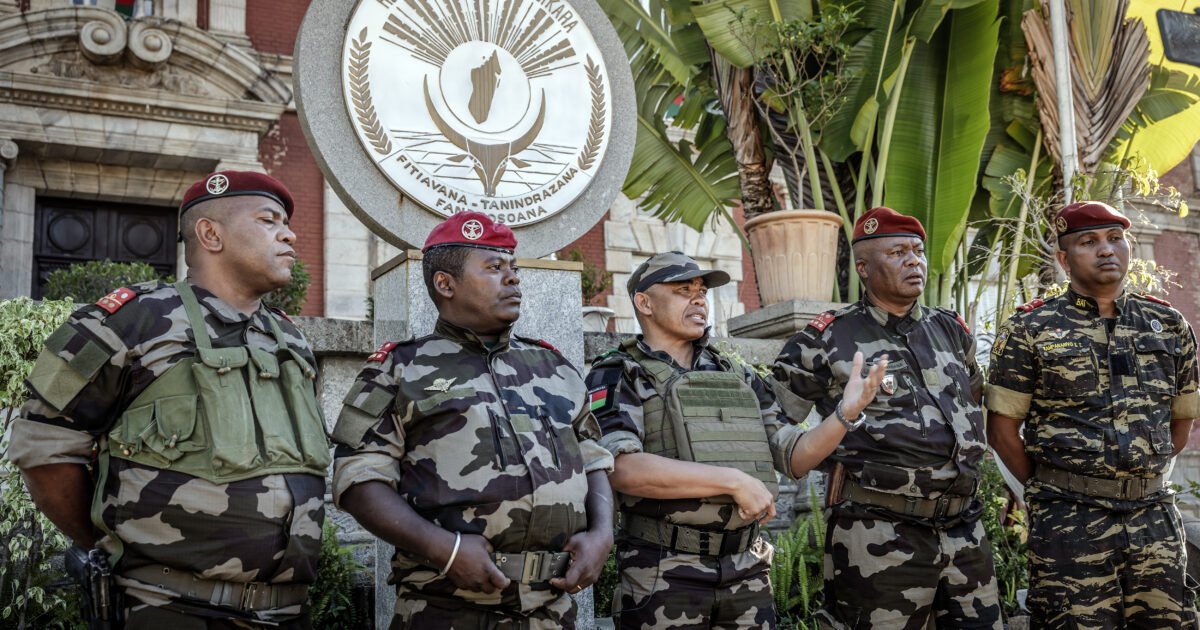 Entenda por que militares tomaram o poder em Madagascar após protestos da Geração Z