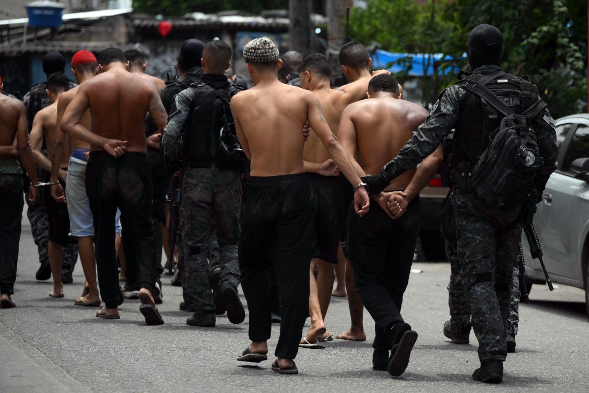 Veja fotos e vídeos do cenário de guerra no Rio de Janeiro 15 Veja fotos e vídeos do cenário de guerra no Rio de Janeiro