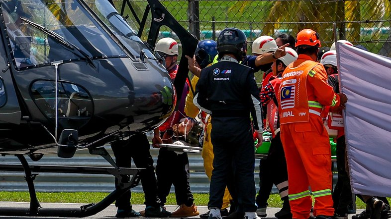 Noah Dettwiler, da Suíça, e da CIP Green Power, é levado de helicóptero ao hospital após um acidente com Jose Antonio Rueda, da Espanha, e a Red Bull KTM Ajo durante a volta de apresentação antes da corrida de Moto3 do Grande Prêmio Petronas da Malásia, em 26 de outubro de 2025, realizada no Circuito Internacional de Sepang, em Sepang, Malásia