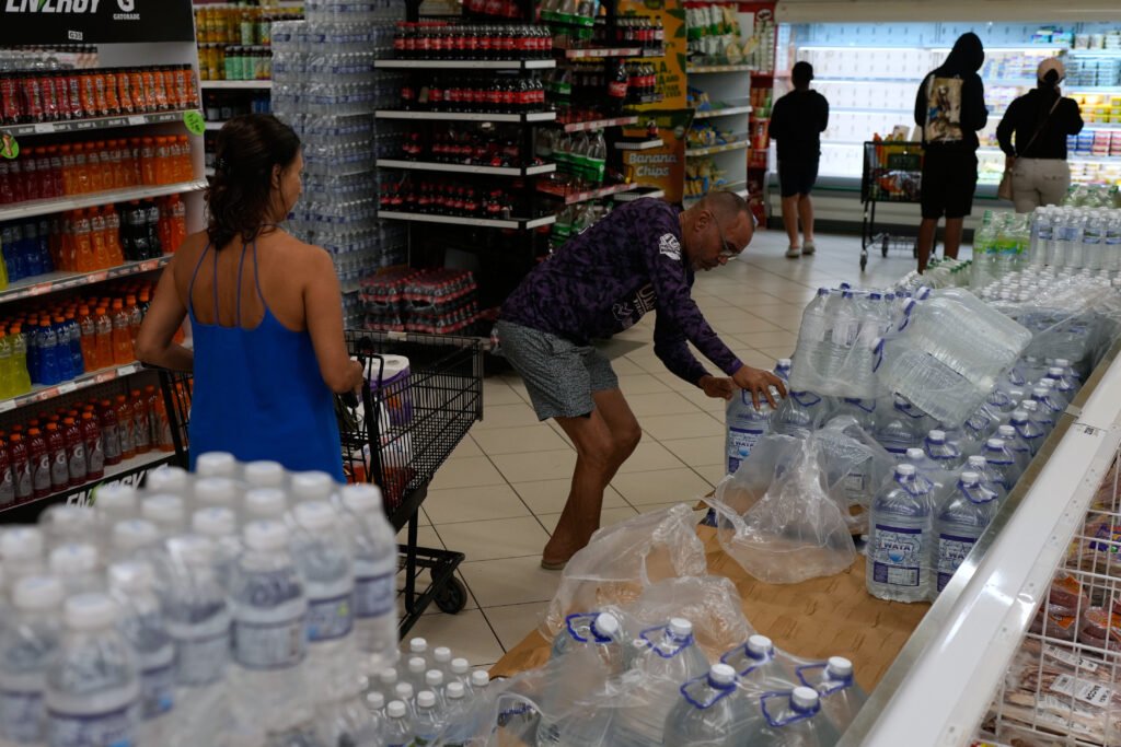 Pessoas compram mantimentos antes da chegada prevista do furacão Melissa em Kingston, Jamaica, domingo, 26 de outubro de 2025