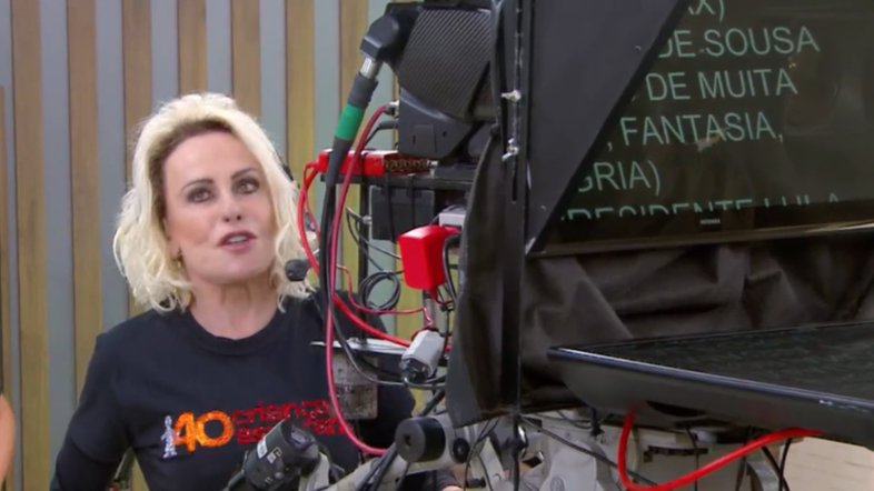 Ana Maria Braga aprende a manusear câmera da Globo: 'Dirigir carro é mais fácil'