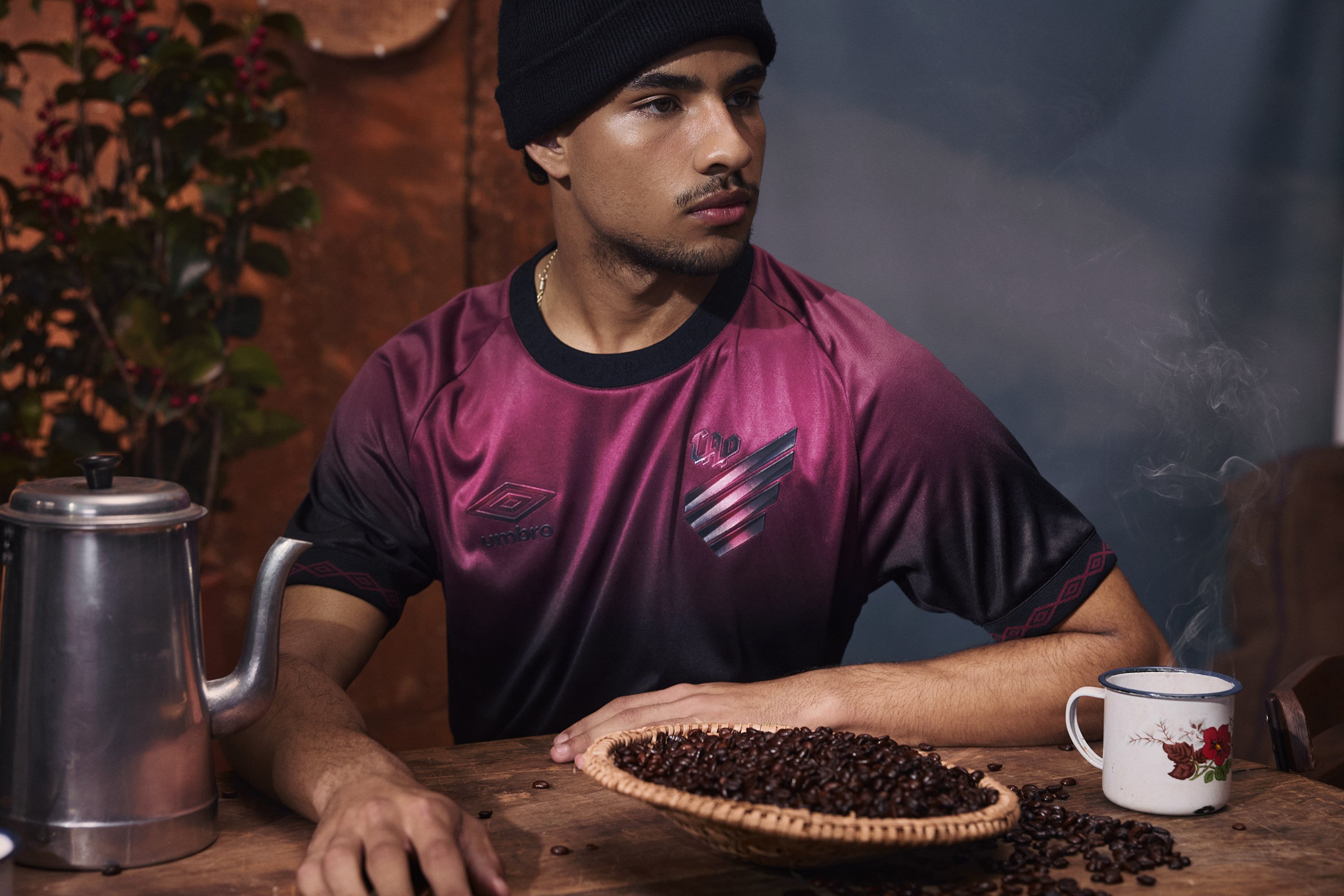 Athletico Paranaense lança terceira camisa para a temporada 2025