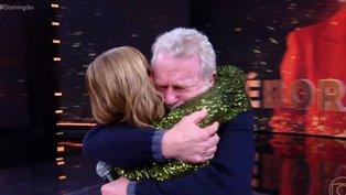 Débora Bloch se emociona com surpresa do pai, Jonas Bloch, no 'Domingão com Huck'