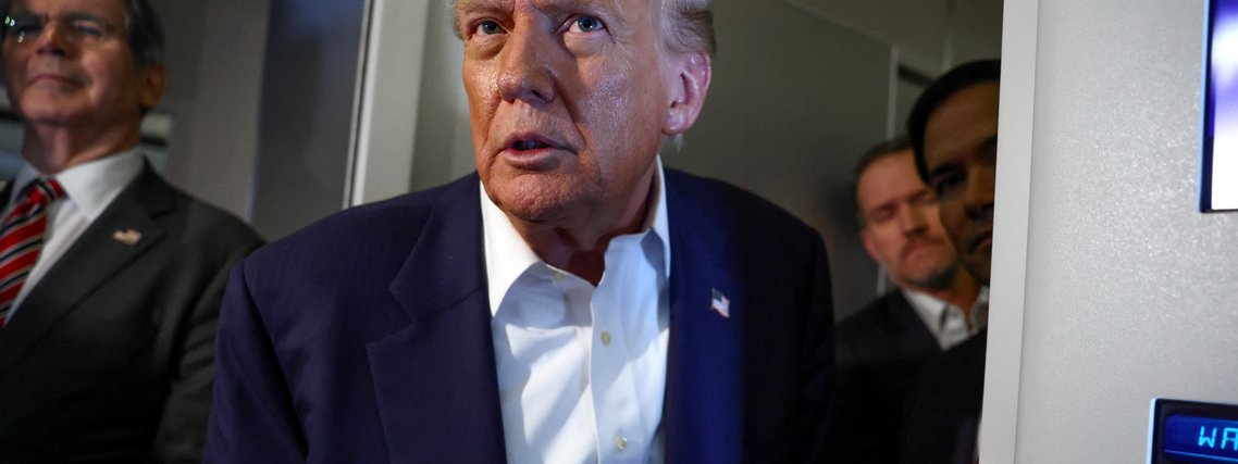 Presidente dos EUA, Donald Trump, a bordo do avião presidencial a caminho de Tóquio