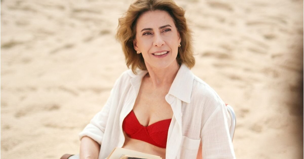 Fernanda Torres dá boas-vindas ao verão 2026 em campanha bem-humorada